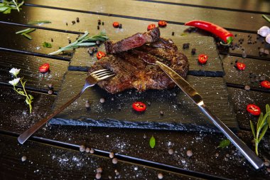 baharatlar ve sebzeler ızgara biftek