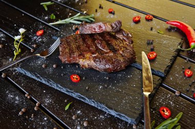 baharatlar ve sebzeler ızgara biftek