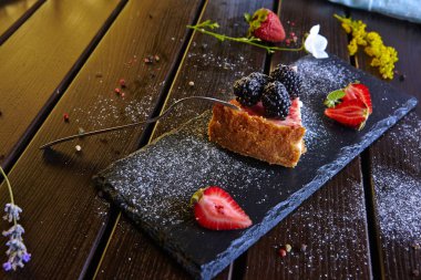 Meyve ve böğürtlenli kremalı tatlı