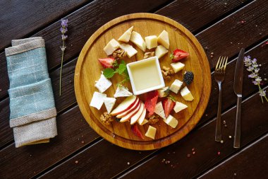 Meyve ve böğürtlenli kremalı tatlı