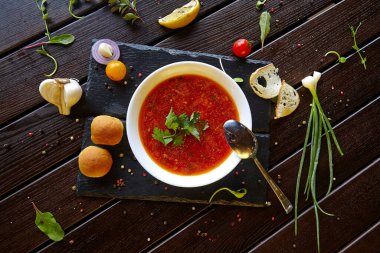 Siyah arka planda sebzeli kırmızı borç.