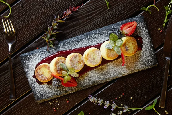 Böğürtlenli ve meyveli cheesecake şeklinde tatlı.