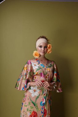 kadın model stüdyoda poz