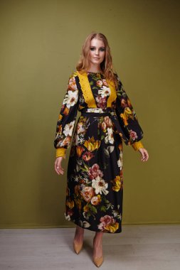 kadın model stüdyoda poz