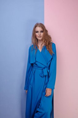 kadın model stüdyoda poz