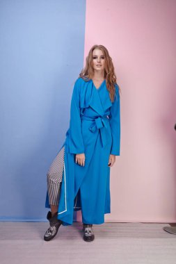 kadın model stüdyoda poz