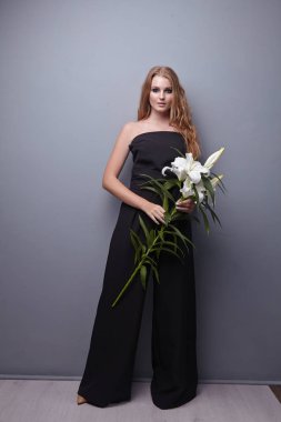 kadın model stüdyoda poz