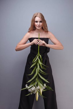 kadın model stüdyoda poz