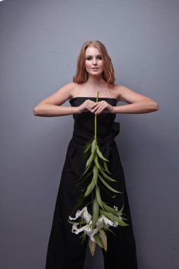 kadın model stüdyoda poz