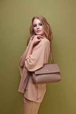 kadın model stüdyoda poz