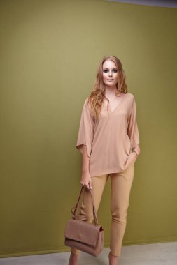 kadın model stüdyoda poz