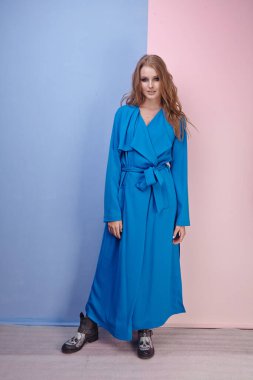 kadın model stüdyoda poz