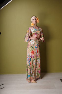 kadın model stüdyoda poz