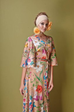 kadın model stüdyoda poz