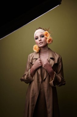 kadın model stüdyoda poz