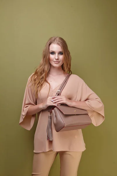 kadın model stüdyoda poz