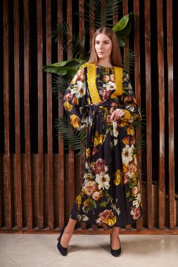 kadın model stüdyoda poz