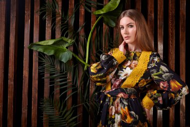 kadın model stüdyoda poz