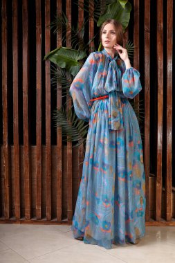 kadın model stüdyoda poz