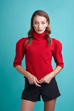 kadın model stüdyoda poz