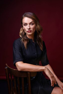 kadın model stüdyoda poz