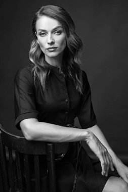 kadın model stüdyoda poz