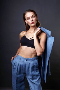 kadın model stüdyoda poz