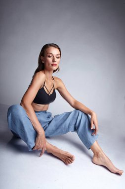 kadın model stüdyoda poz