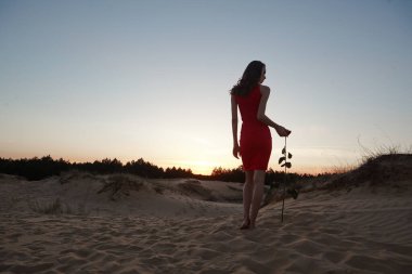 Çölde poz veren kadın model.