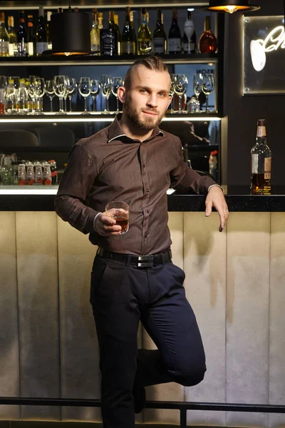 Mannelijk Model Poseren Een Restaurant — Stockfoto