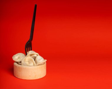 Farklı renklerde pişirilmiş hamur tatlısı.