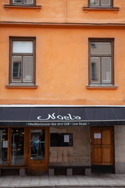 Coronavirus karantinası nedeniyle boş sokak kafeleri ve restoranlar