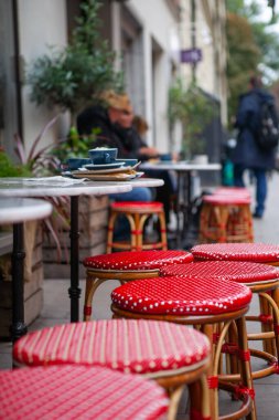 Coronavirus covid-19 nedeniyle bir restoranda boş masalar