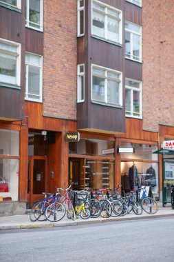 Coronavirus karantinası nedeniyle boş sokak kafeleri ve restoranlar