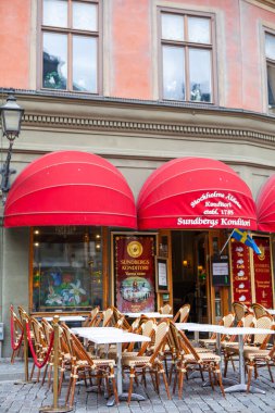 Coronavirus karantinası nedeniyle boş sokak kafeleri ve restoranlar