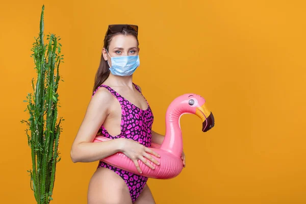 Donna Costume Bagno Con Anello Gomma Maschera Medica Studio Sfondo — Foto Stock