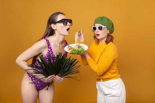 Two Women Sunglasses Prepare Vacation — Stock Photo, Image