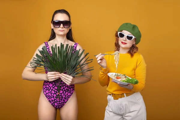 Two Women Sunglasses Prepare Vacation — Stock Photo, Image