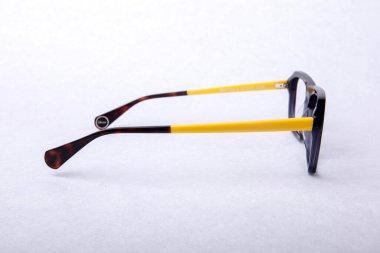 Stüdyonun arka planında görüş için gözlük.