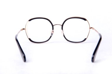 Stüdyonun arka planında görüş için gözlük.