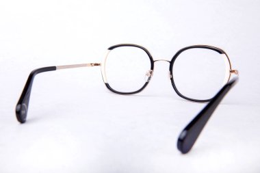 Stüdyonun arka planında görüş için gözlük.