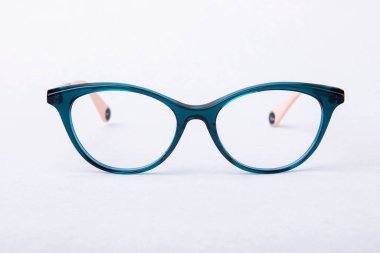 Stüdyonun arka planında görüş için gözlük.