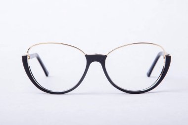 Stüdyonun arka planında görüş için gözlük.