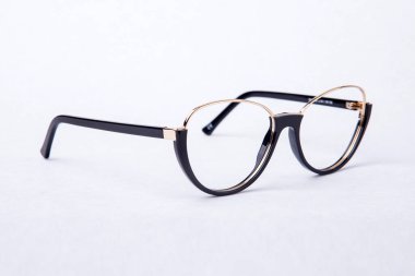 Stüdyonun arka planında görüş için gözlük.