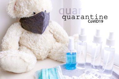 Maskeli yumuşak bir oyuncağın arka planında Covid 19 yazılıydı.