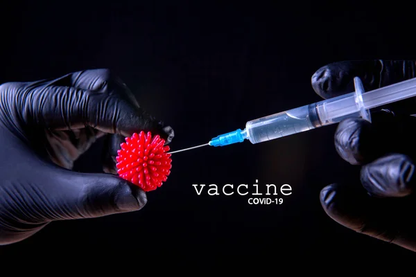 Coronavirus covid-19 'a tıbbi bir şırınga yerleştiriliyor.
