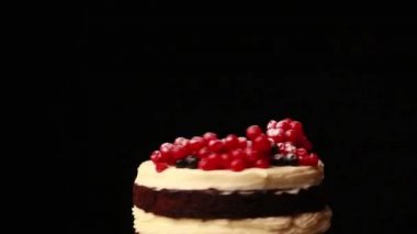 Siyah eldivenli kadın eli kek pişirmek.