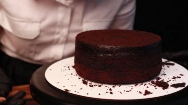 Siyah eldivenli kadın eli kek pişirmek.