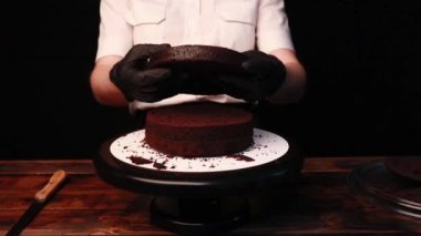 Siyah eldivenli kadın eli kek pişirmek.