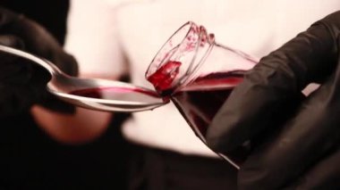 Siyah eldivenli kadın eli kek pişirmek.